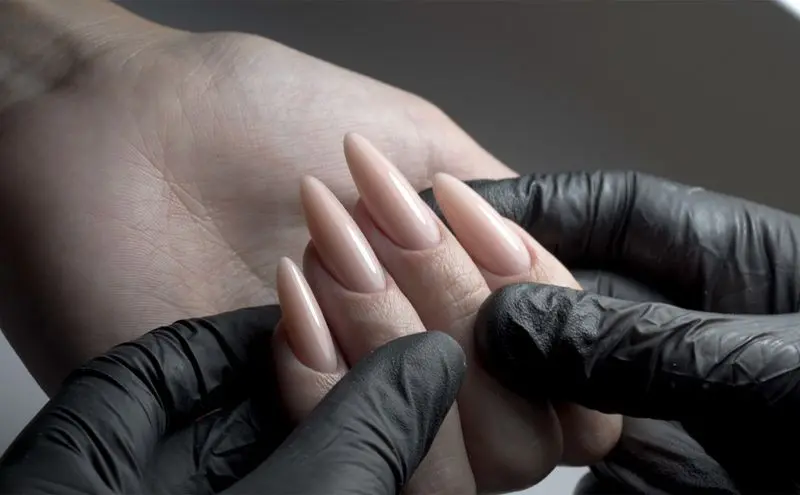 قیمت کاشت ناخن در تهران ۱۴۰۵ | تعرفه انواع کاشت و ترمیم