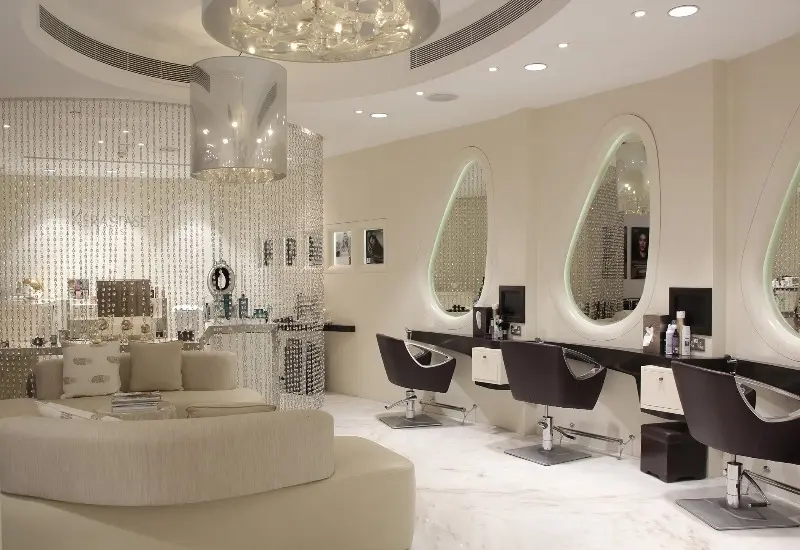 راهنمای کامل انتخاب سالن&zwnj;های زیبایی ارزان و باکیفیت؛ چطور هوشمندانه انتخاب کنیم؟