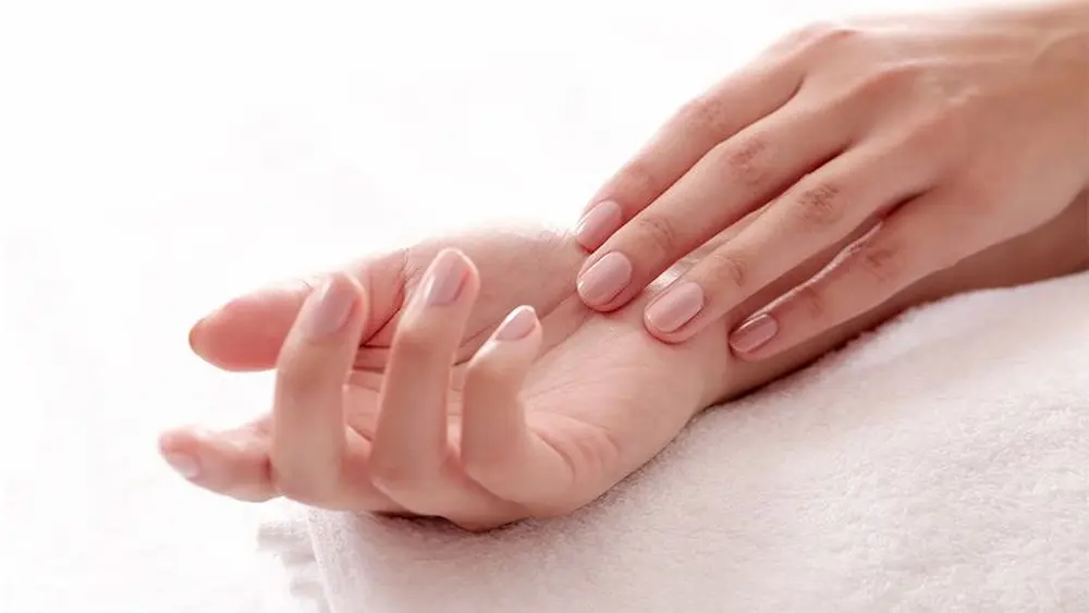 ۵ روش حرفهای مراقبت از ناخنها در سالنهای زیبایی معتبر