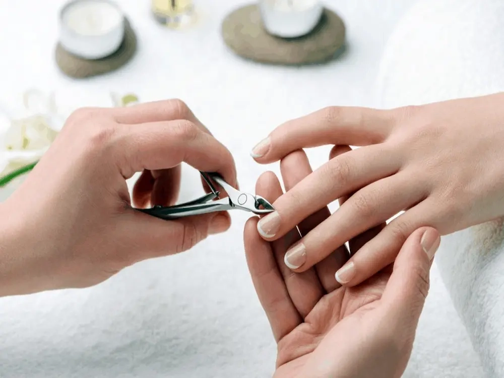 بهترین سالن&zwnj;های کاشت ناخن تهران ۱۴۰۵ + مقایسه قیمت و نظرات مشتریان