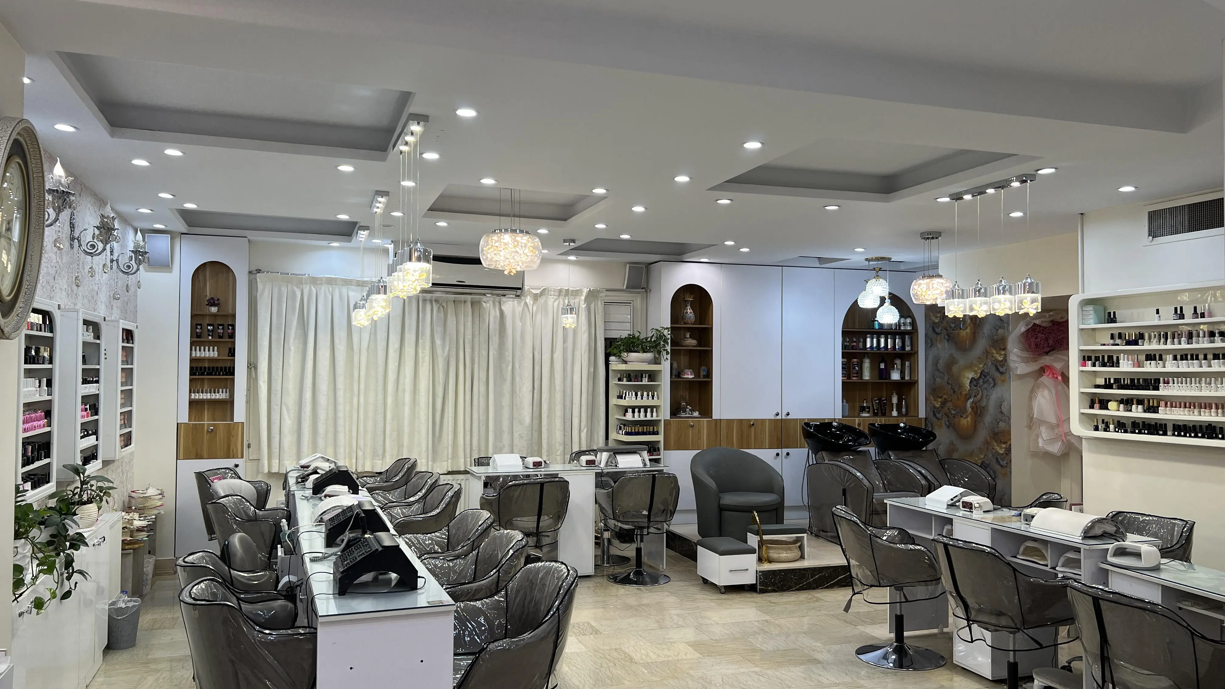 راهنمای کامل انتخاب سالن&zwnj;های زیبایی ارزان و باکیفیت؛ چطور هوشمندانه انتخاب کنیم؟