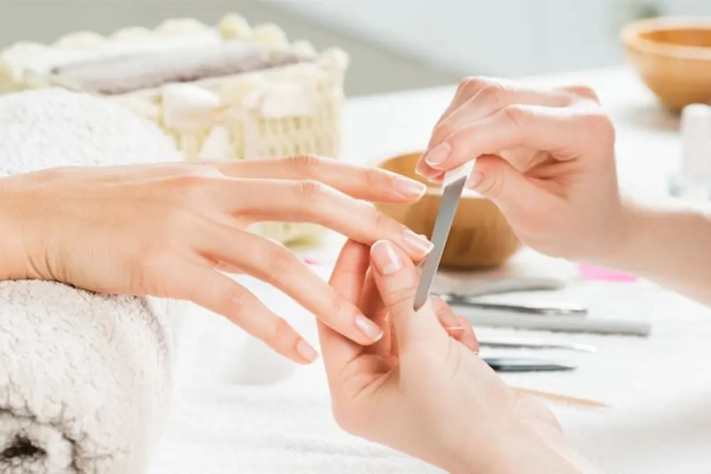 ۵ روش حرفهای مراقبت از ناخنها در سالنهای زیبایی معتبر